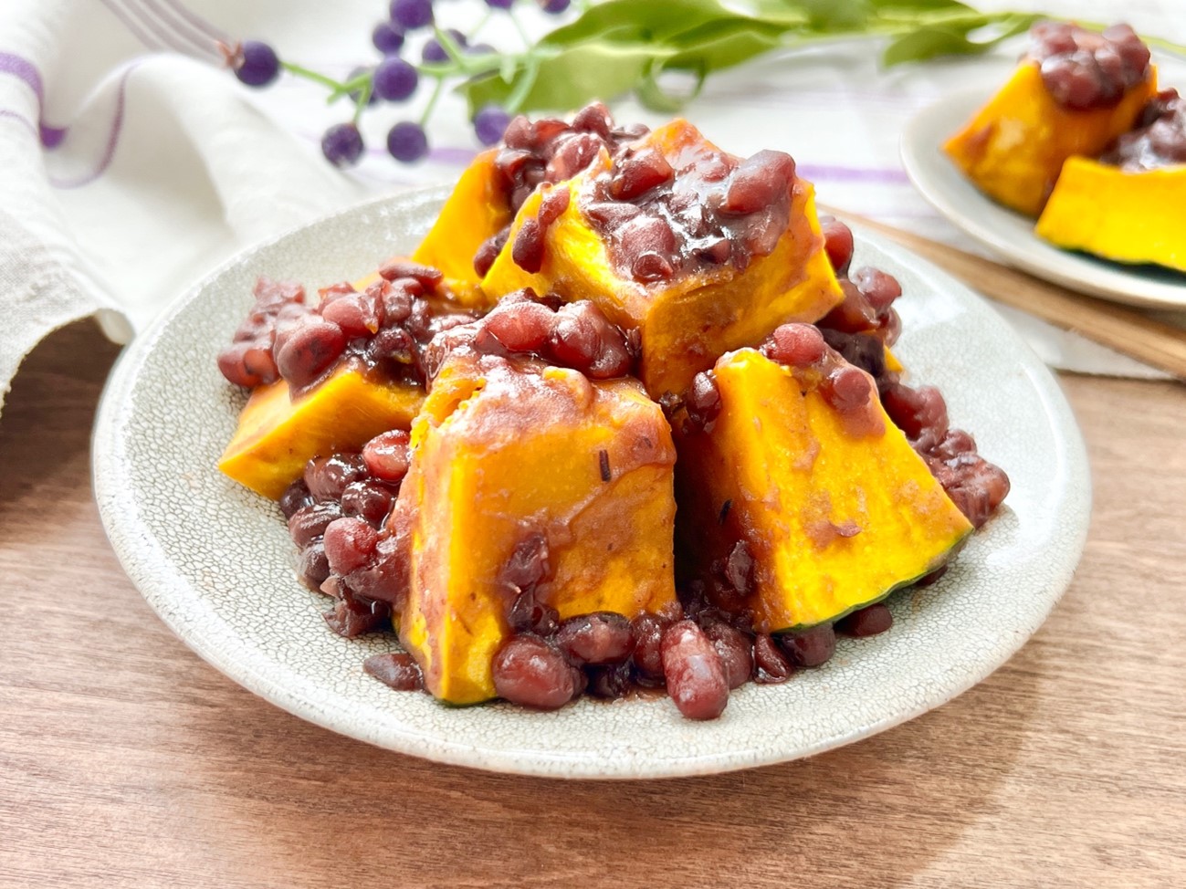 お赤飯用の小豆缶で！ ほっこりおかずで身体整え😷 かぼちゃとあずきのほくほくいとこ煮 材料 かぼちゃ 300g あずきの水煮缶100g 水200cc 醤油 小さじ2 きび砂糖 大さじ1 作り方 1.かぼちゃは種とワタを取り、一口大の大きさに切る。皮を所々削ぎ落として面取りする。 2