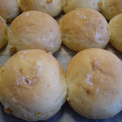 コストコのコーンパン「コーンブレッドロール」の冷凍保存のやり方・カロリー・食べた感想。1個あたり16円のお得で香ばしいパンだった - ノマド的節約術