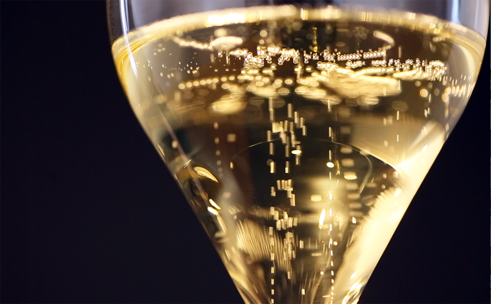 シャンパンで乾杯！心も体も高揚 泡・味・きらめき 一体となり - 日本経済新聞