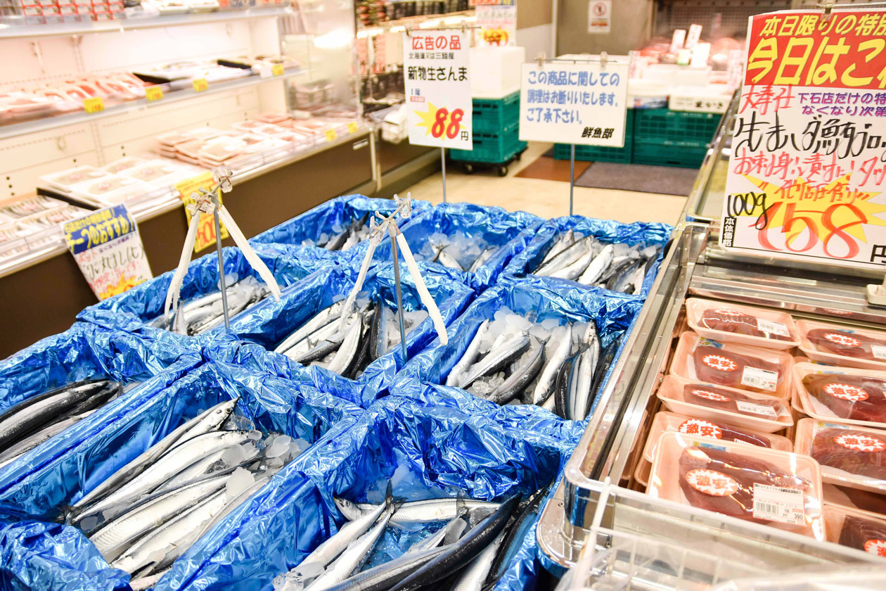 ㈱万代 全店で「さかなの日」フェア開催！ - 一般社団法人 離島振興地方創生協会