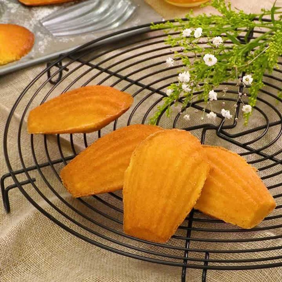 しっとりふわふわに仕上がる。本格「マドレーヌ」のレシピセブンプレミアム公式