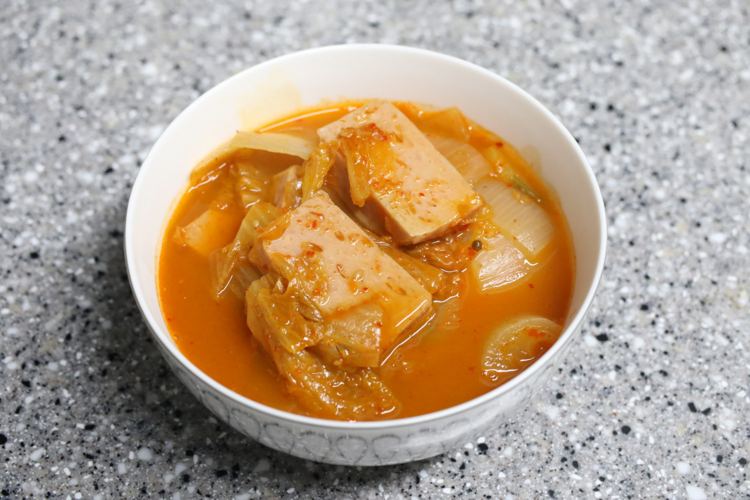 ホルモンスンドゥブチゲ , 🍴材料🍴, 牛ホルモン200g, サラダ油適量, 細かい唐辛子粉大さじ2, おろしにんにく小さじ1, 水 400cc, 絹豆腐1個, 玉ねぎ1 2個, エホバク1 3個 ズッキーニでもOK , ダシダ小さじ1, 味の素小さじ1, 薄口醤油 大さじ1, 卵1個, ネギ少し, エノキ少し