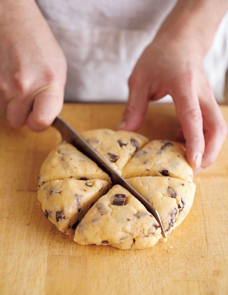 新城 子育て情報誌さくらフライパンで簡単おやつ『バナナチョコケーキ』 レシピ掲載してます🥰 オーブンを使わず混ぜて焼くだけ、簡単調理！お子さんとぜひ一緒に👩‍🍳 左上、アイコンをタップしてプロフィール欄からホームページが見られます。新城子育て情報ナビ