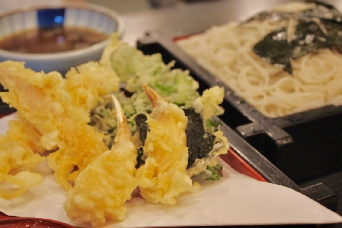 ASCII.jp：秋ならではのそば・うどんを堪能しよう！「つゞらお本店」にて期間限定「秋の天せいろ そば・うどん 」「京都丹波しめじと優とんのつけ汁 せいろ ～ごま風味～」販売中