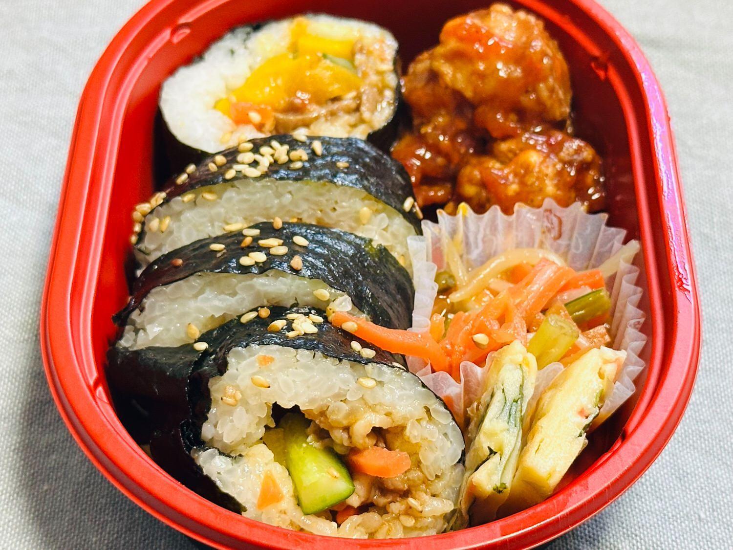 鶏の旨みたっぷり！しっとりジューシーなホワイトチキンとたっぷり野菜で作る「あっさりキンパ」 かな姐さんのお取り寄せのレシピ vol.78 -おいしいマルシェ powered by おとりよせネット