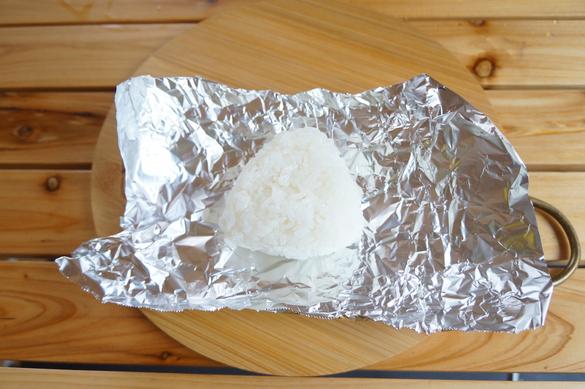 おにぎりをラップ、ホイル、クッキングシートの3種で包装。4時間後にいちばん食感がよかったのはねROOMIE ルーミー