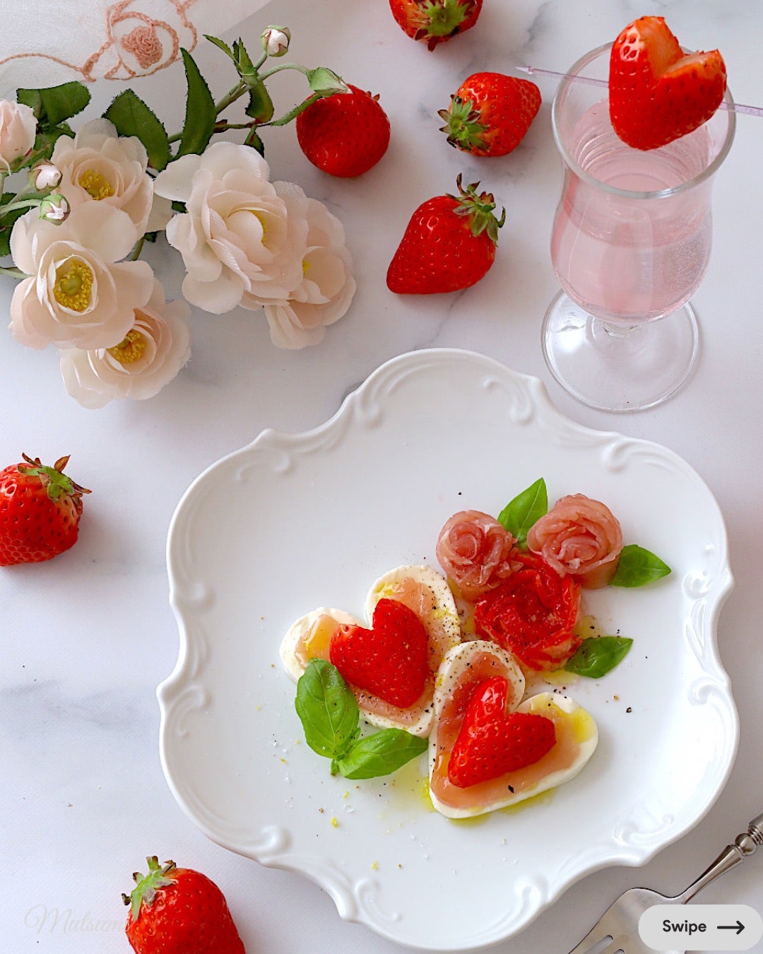 いちご とコメントでカプレーゼの裏ワザ贈ります🍓, ささっと作れてお店クオリティ🍴✨, ., 年末なので食べまくる😋🏠,お店だと2,500円するので、自宅で簡単に作る！！, ., まみひろ夫婦 @mamihirofu_fu 👈フォローしてね, 保存して作ってね😚✨,., 苺と生ハムカプレーゼ, ・苺, ・生ハム, ・ブラータチーズ, ・オリーブオイル2回り, ・塩胡椒少々, ., .,