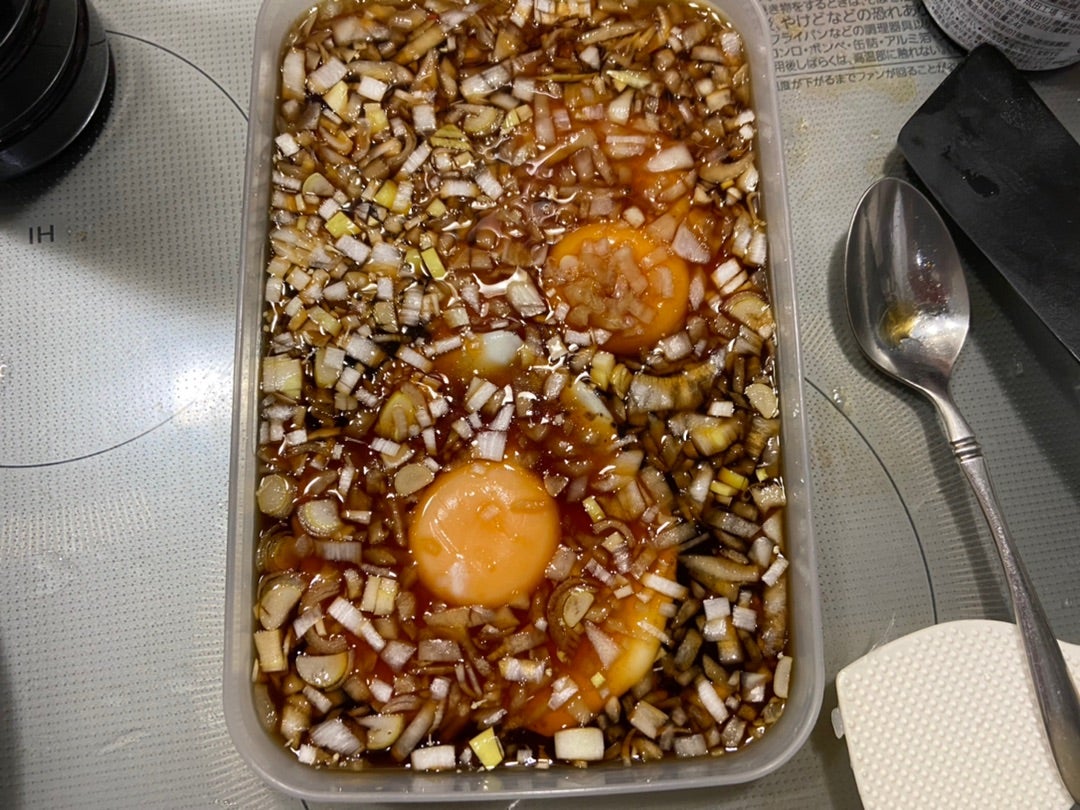 豚味噌と一緒に目玉焼き漬け丼。おとうちゃん、週末どっか連れてってえな