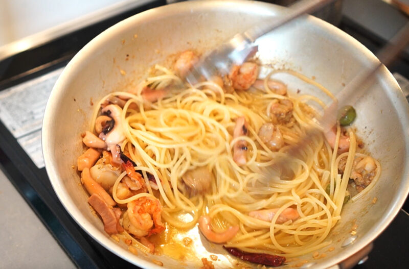 レンジで作るキャベツとシーフードの夜食スープパスタ