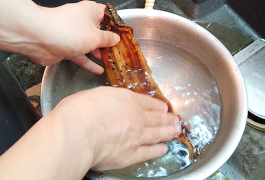 市販のうなぎのおいしい食べ方！ほうじ茶で焼くと絶品ハルメク暮らしとお金