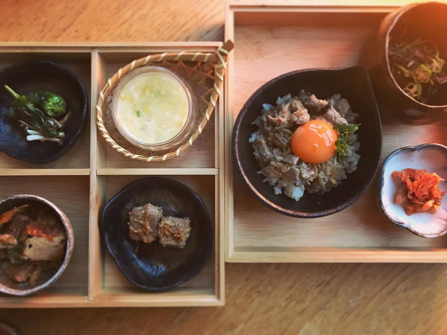 献立 豚肉と玉ねぎの生姜焼き、温玉、マカロニサラダ、きゅうりに味噌、茹でじゃがいも、なめこのお味噌汁 : kajuの□今日のお料理・簡単レシピ□