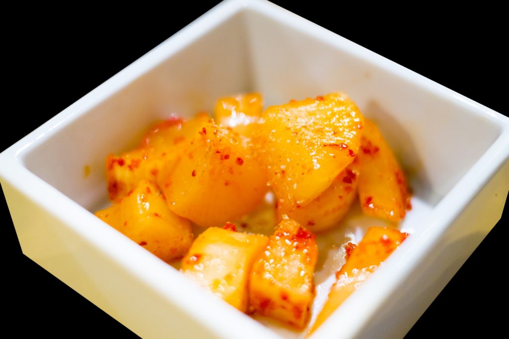 メインにも劣らないサイドメニュー！⁠🥬⁠ ⁠ ⁠ 普通のキムチとはちょっと違う⁠ ちゃんぷ名物「浅漬けキムチ」⁠ ⁠ 白菜のシャキシャキっとした⁠食感が楽しくて、⁠ 箸休めにピッタリ ！✨⁠ ⁠ 焼肉ちゃんぷに来たら⁠ マストで頼むべし絶品メニューです🥊⁠ ⁠ ⁠ ⁠ ▽詳細は