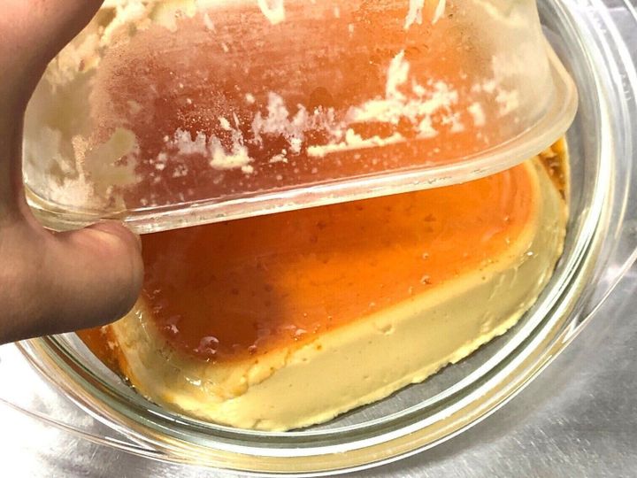 純喫茶風の固め食感が旬！“昭和”なレトロプリンをカラメルソースから作る方法@Living アットリビング