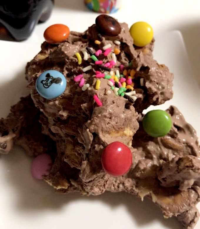 甘さと塩味の絶妙感♫バナナとチーズのピンチョス風🍌🧀 甘いバナナと、まろやかな塩味のクリームチーズが最高の組み合わせ💯さらに、トッピングに香ばしいアーモンドをのせれば、 食感も栄養価もぐっとアップ⤴️🌟 ビタミンEや食物繊維もたっぷりで、おやつにも