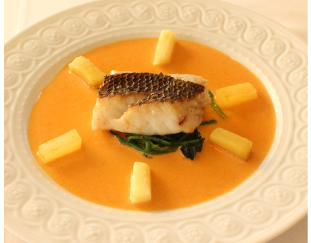 リヨン風クネル モリセットゥおばあさんスタイル ナンチュアソース 😍 間違いなく一番有名なリヨン料理です！ ブロシェ カワカマス から造られるクネルは、オマール海老のナンチュアソースで覆われています。シェフ、クリストフ ポコが大事にしてきた秘密のレシピです