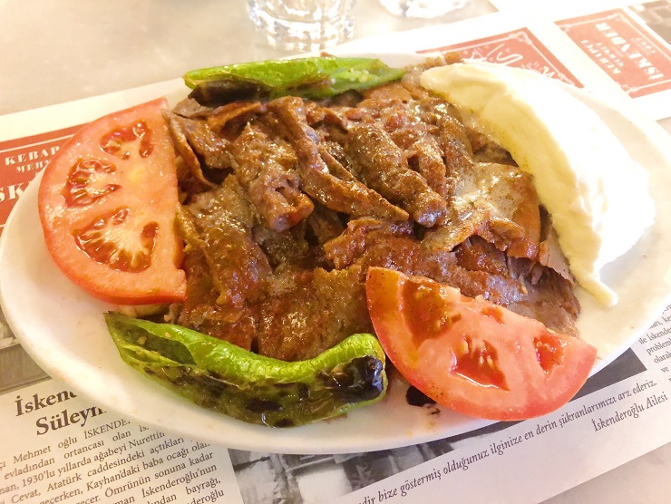 simitci_japan イスケンデルケバブ はトルコではちょっと高級な食べ物です。ビーフケバブとパンに、トマトソース、バター、ヨーグルトがかかっている食べ物なのですが、そんなイスケンデルケバブをポアチャにしてみました！ポアチャの中にビーフケバブが中に入っており