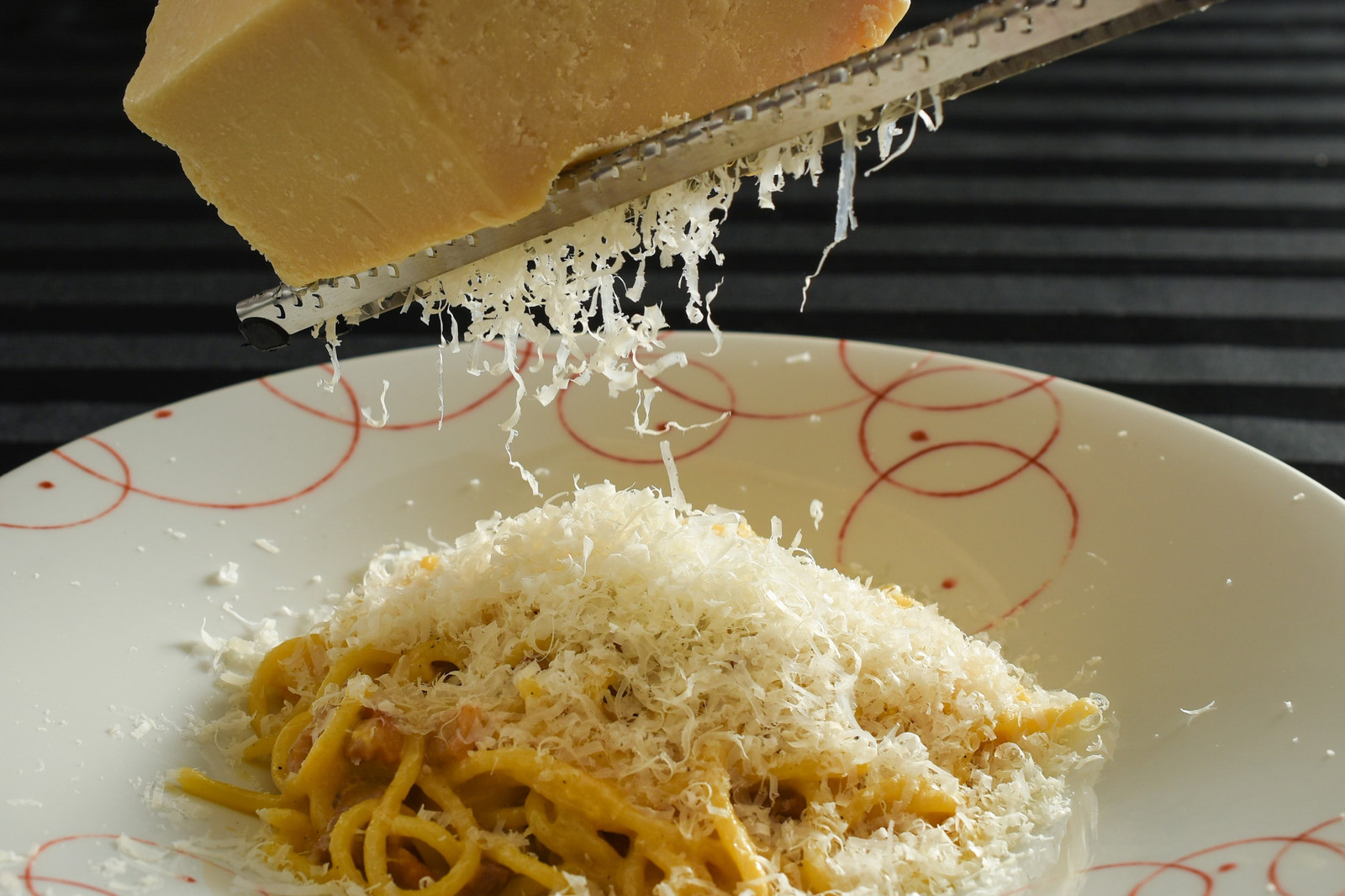 パールモッツァレラチーズとパルミジャーノ・レッジャーノチーズのトマトソース 生パスタの通販 ララポルタ