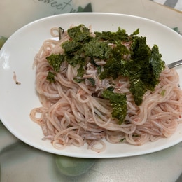 磯じまん公式アカウント🙏アカウント休止中🙏「美味しそう」と思った方はコメント欄に「🍙」の絵文字で教えてください😋✨焼きおにぎり梅茶漬け😋 ＼ こんにちは！毎月10日、20日にキャンプ飯を投稿しています！磯じまんのヤマモンです🍖 今回は山海ぶしで焼き