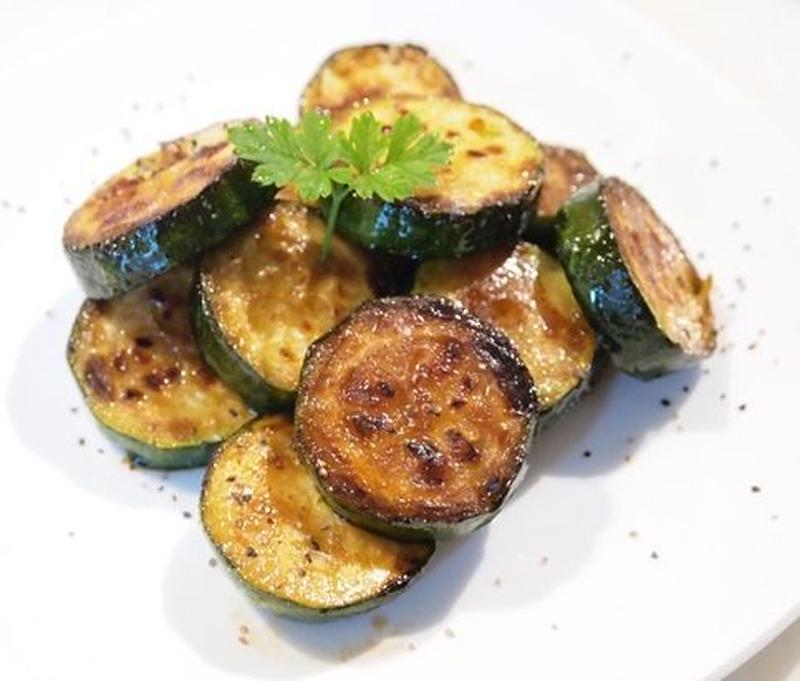 ズッキーニとキノコの, おろしポン酢, セブンのカップデリの鯖とキノコのおろしポン酢作ろうとしたらサバを買い忘れてました、、、,そんなこんなで思いついたレシピです。, 材料, ズッキーニ 1 2本, しめじ 1袋, エノキ 1袋, 鶏肉 300g,米油 大さじ1, 塩、胡椒 少々, 調味料, めんつゆ 大さじ1, カツオだし 小さじ1, お酢 大さじ1,