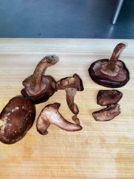 戸高園のうまみしいたけ 100g 自然栽培・原木栽培無農薬栽培・干し椎茸 ※「焼きしいたけ」、「ステーキしいたけ」でそのまま食べるのが – はるかな