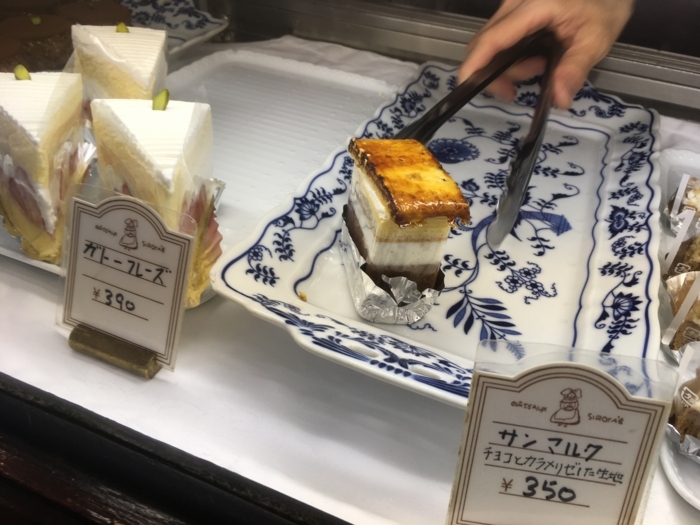 赤坂の洋菓子店「しろたえ」: お手頃価格で美味しいレアチーズケーキ