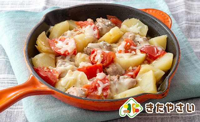 レシピ画像付 チーズトマトソースポテト﻿ ﻿ こんにちは🙋🏻﻿ ﻿ 今日は僕の人気レシピの「チーズトマト ソースポテト」を玉ねぎ、ニンジン、セロリの香味野菜をたっぷり使って作ったトマトソースで作りました！﻿知っている人は知っていると思いますが、イタリアで言う所の