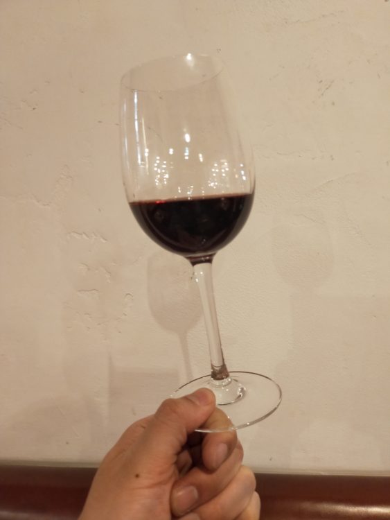 意外と正解率が低い「ワイングラスの正しい持ち方」 良識検定MEN'S EX ONLINE