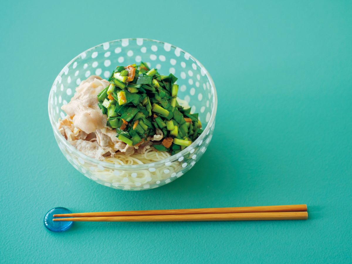 今日〜作ったニラそうめんが 超簡単でめちゃんこ美味しかったわ😋☆ 長谷川あかりさんのにらツナそうめん の レシピを少しアレンジ。 ニラを炒める形にしてニンニクで強めな味に。レシピ1.ニラ1ワを1cmに切る。ニンニクを2片程を薄切りに。 2.フライパンに油