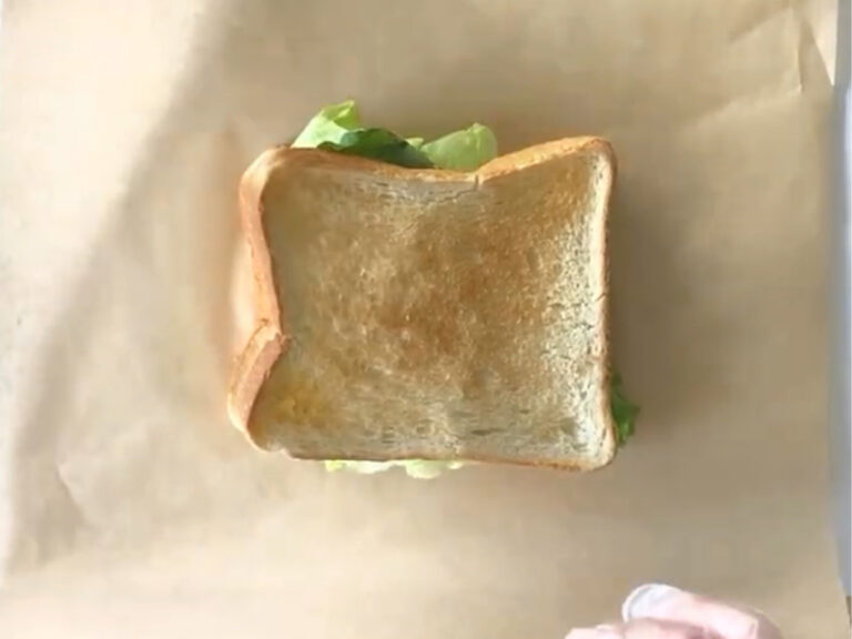 簡単 ワックスペーパーを使ったお弁当用サンドイッチの可愛い包み方