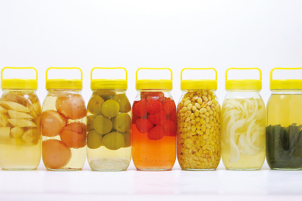 氷砂糖で彩り豊かなフルーツビネガーの作り方 アップルビネガーとマスカットビネガーのレシピ- つくりおき食堂