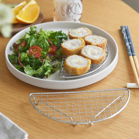 金網 丸型 4寸 円形 ステンレス 目皿 網 フライ 天ぷら用 とんかつ用 揚げ物用 盛り付け網 足付き 網 業務用 家庭用とんかつ・揚げ物に ステンレス足付き金網 長さ１７ｃｍ×幅９ｃｍ×高さ約１ｃｍ