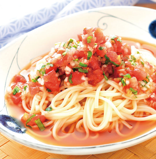 リュウジ氏の「まるごとトマトそうめん」が激うま 簡単なのに夏にぴったりの爽やかレシピ – Sirabee
