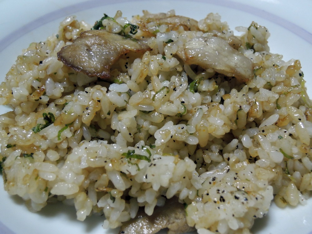 レシピ画像付き 焦がし醤油のレタちく焼飯！﻿ ーーーーーーーー﻿ ささっと在宅楽飯 レシピ。しょう油を焦がしてチャーハンを作りました。﻿ーーーーーー✂︎ー﻿ ﻿ こんにちは🙋🏻﻿ ﻿ 僕の在宅楽飯の大好き料理！チャーハン！﻿ 簡単に作れるのはもちろん。焦がし醤油