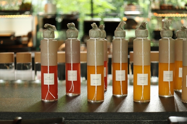 アマンのウェルカムドリンクは、 フレッシュなマンゴージュースとオレンジジュースをお部屋にて。🥂🍊 この日のお洋服は@merituuli_official のワンピースを。 前がラップになっていて、スカートが立体感たっぷりでかわいいの◎春夏、たくさんグリーン着てるなぁ