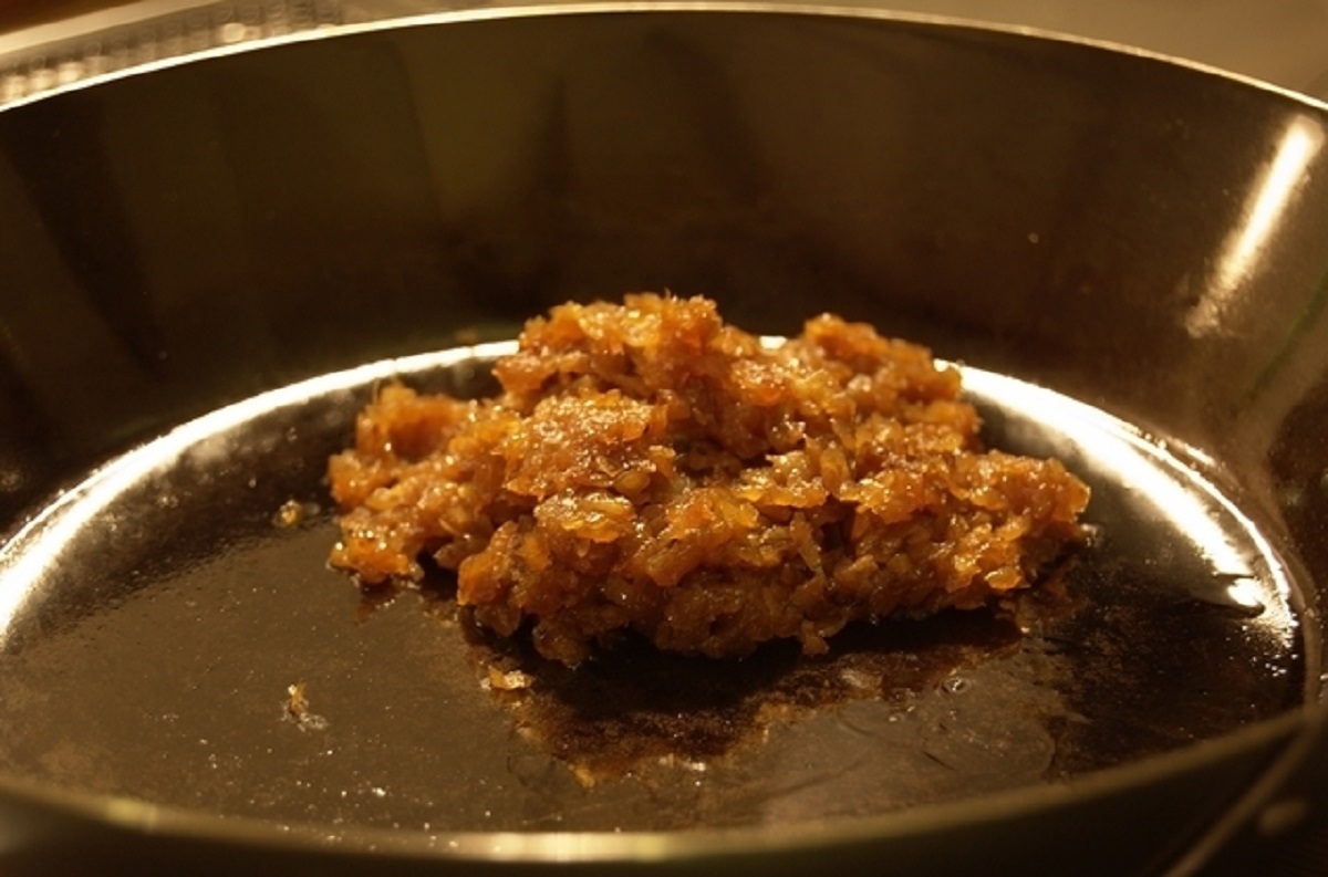 たくさん作ってストックしておこう♪隠し味に重宝する飴色玉ねぎの作り方キナリノ