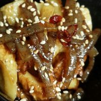 こんにゃくとちくわの簡単レシピ めんつゆで炒めるだけ！こんにゃくのアク抜きはレンジで時短！材料2つ・調味料1つで作れる美味しい炒め物おかずの作り方