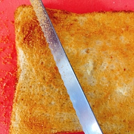 パンを焦がしてしまった簡単に取れる方法に「目からウロコ」「感動」 – grapeグレイプ