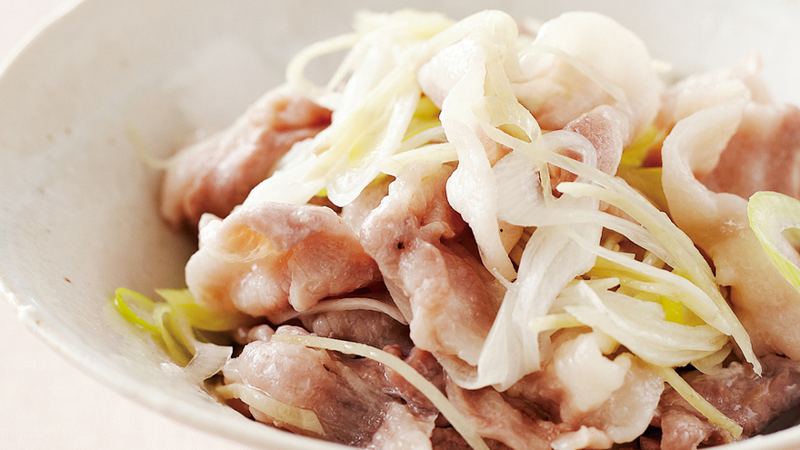 豚バラかたまり肉のネギ塩ダレがけ