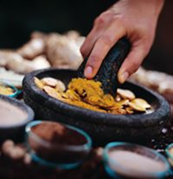 インドネシアの味覚は面白い。 特に飲んでみたかったのがジャムウ だったのだがこれはいわゆるスパイスで作った健康ドリンクで各家庭に味があったり、最近はクラフトジャムウなるものがインドネシアでは飲まれている。飲みやすいものから癖のある風味のものまで色々あった