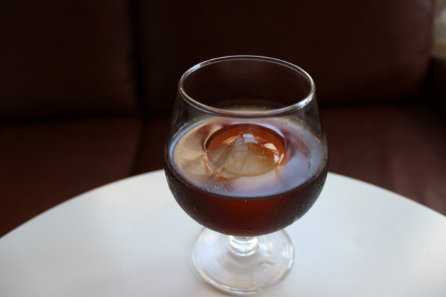 新濱・駅前 1921年創業の三和銀行をリノベした珈琲屋さん ウィスキーの瓶に ドリップされたcoffeeがおさまって サーブされてくるのが乙。大正時代にタイムスリップしたような！ tiramisuんまいっっ高雄新濱駅前dripped