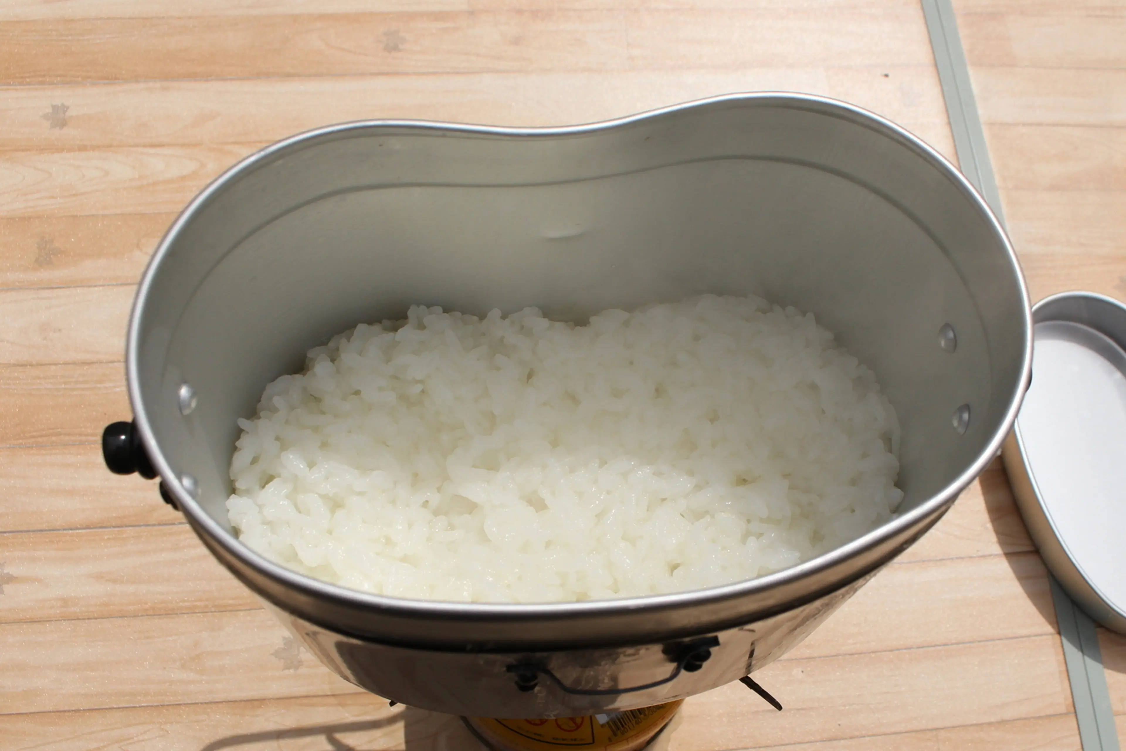 Amazon兵式飯盒2型 水蒸気炊飯2合飯盒 飯盒 キャンプ 戦闘飯盒2型 陽極酸化アルミニウムの炊飯 野営 ソロキャンプ 兵式飯盒 ２合炊き焚き火料理 クッカー 水蒸気炊飯 ショート吊り手つき 1.2L 水量目盛りシルバーノーブランド品ハンゴウ