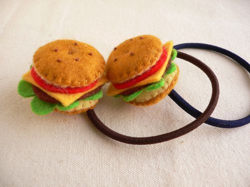 フェルトのハンバーガーセット🍔🍟 写真がなかなか撮れなくてやっと撮影できました✨ ふわふわで優しいフェルト☺️ひとつひとつ手縫いで心を込めて制作しました❤️ 型紙 manimamimamagoto様