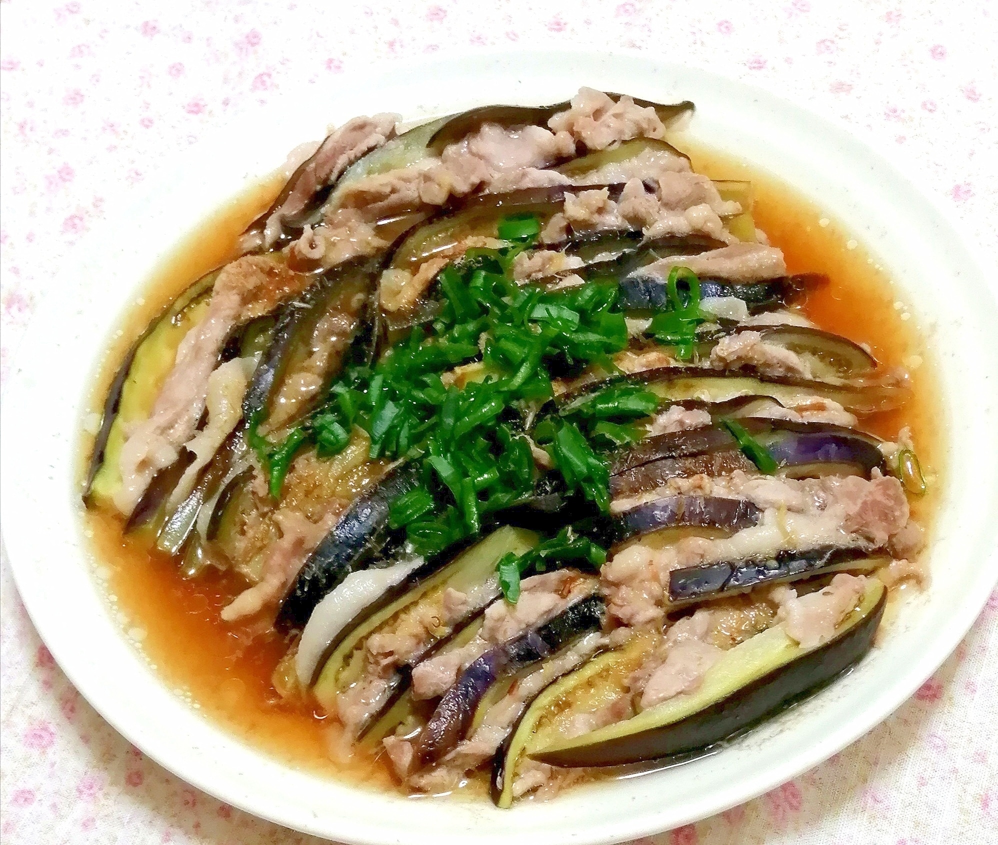 モランボン 公式. ＼なすとピーマンの豚しゃぶ野菜と肉を重ねてレンチンでOK！ 肉の旨みが野菜に、野菜の旨みが肉に染みわたり美味しさがアップ。□材料 2人前・豚薄切り肉 しゃぶしゃぶ用約200g ・なす 2本 約160g・ピーマン 3個 約90g・酒 大さじ1