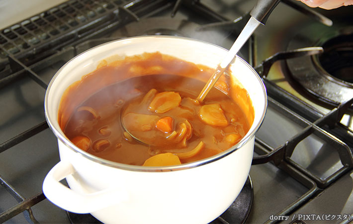 煮込んで旨みアップ！「100%トマトジュースカレー」は一度は食べたい濃厚さ！ - macaroni