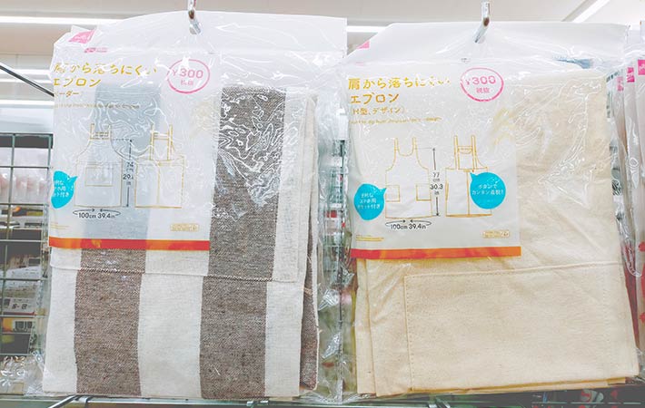 ダイソーの人気エプロン3種を比較！介護用や子供用は売ってる？ママテナ100均アイテムレビューママテナ