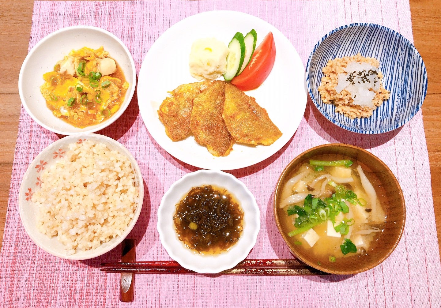 4月28日のお献立です 鶏とほうれん草の生姜煮 豚味噌照り丼 鶏肉のピザソース 白身魚ムニエルレモンソース都給食社員食堂食堂ランチlunch定食グルメ手作りおいしいyummy美味しいご飯社食今日のお昼ご飯グルメfoodstagram献立クッキング