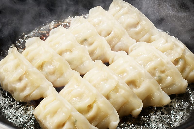 秘訣は“音”にあった！「大阪王将 肉餃子」の美味しい焼き方