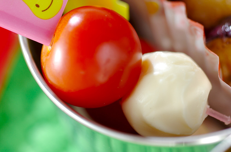 ミニトマトを買ったらやるべきこと。「知らずにお弁当に入れてた」「勉強になった」の声多数 - macaroni