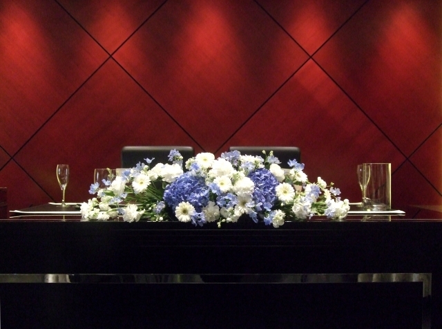 高砂装花の節約術🌸﻿ 高砂ソファについてのアンケートをストーリーでやってます🛋✨﻿ ﻿ わたしは普通の高砂だったのですが，節約術がお役に立てば嬉しいです🥰✨﻿﻿ ୨୧ ୨୧﻿ ﻿結婚式のちゃっかり節約術 は 節約花嫁 さんを応援する