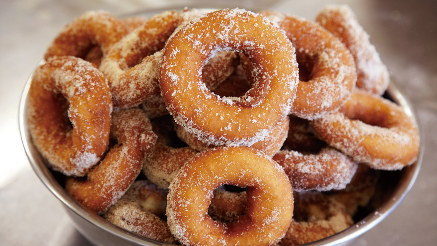 ホットケーキミックスで手軽に♪混ぜて焼くだけ＆クリームたっぷり「生ドーナツ」